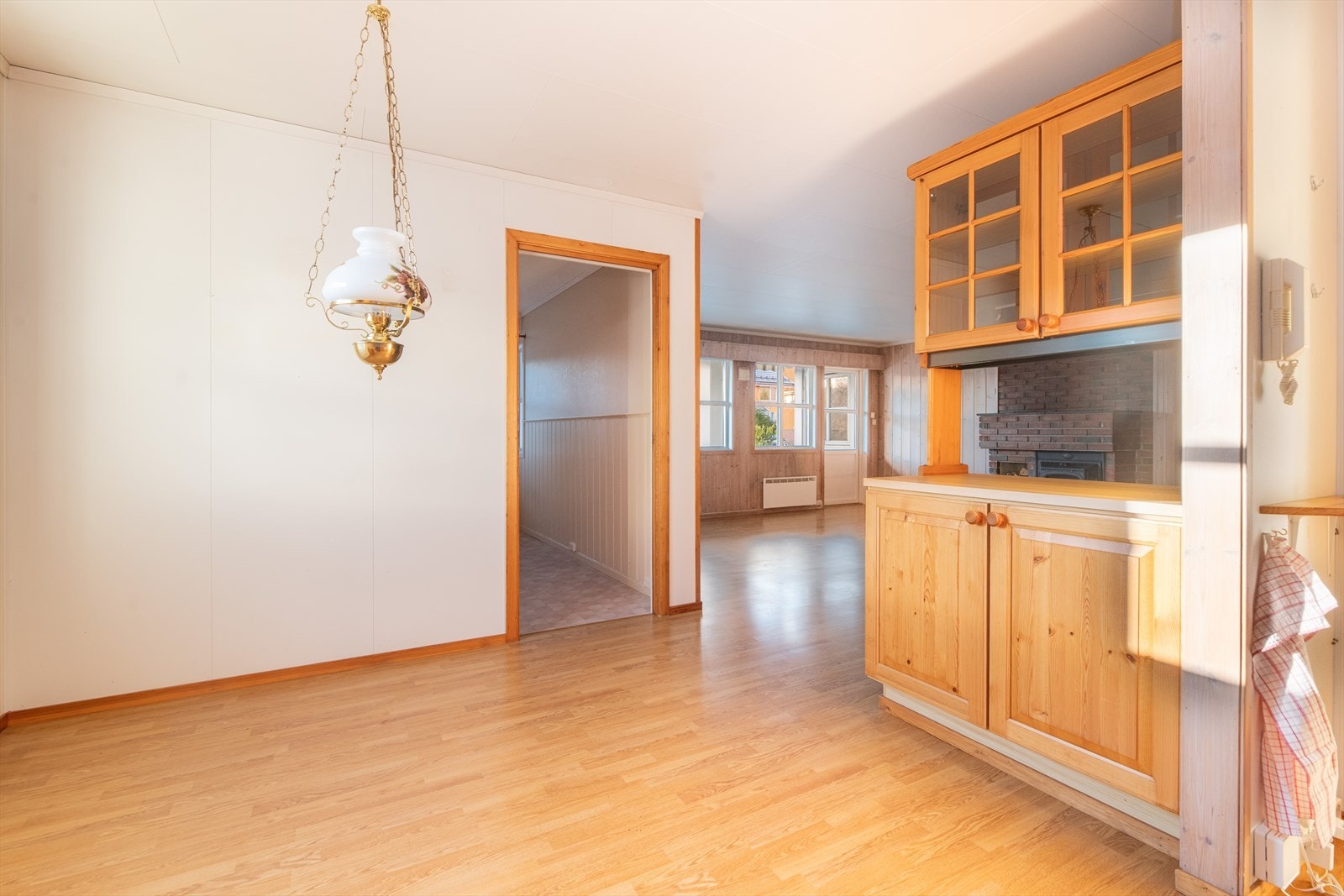 Som et skille mot stua er det innredning med gjennomgående glass-skap og god plass til fin-servicet. Galleribilde