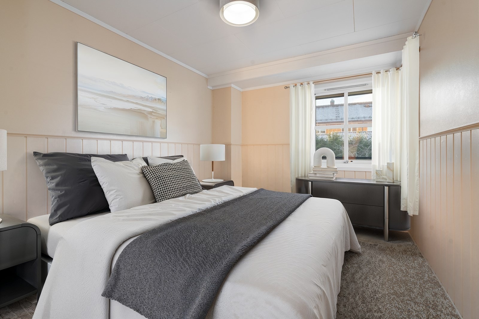 Boligen har to gode soverom, et ved gangen og et ved kjøkkenet. (Digital møblering, kun en illustrasjon) Galleribilde