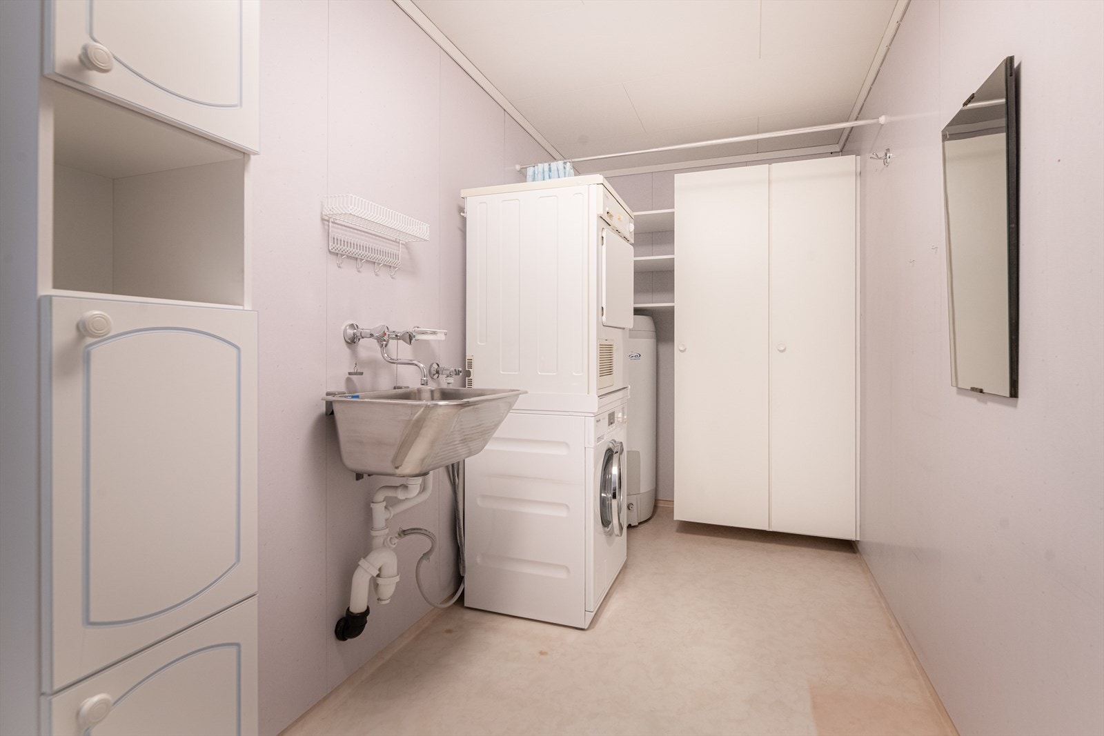 Vaskeromsdelen er praktisk innredet med skyllekum, skap- og hylleplass, samt opplegg for og plass til vaskemaskin.
Ventilasjon er elektrisk vifte som suger ut damp fra våtrommet. Galleribilde