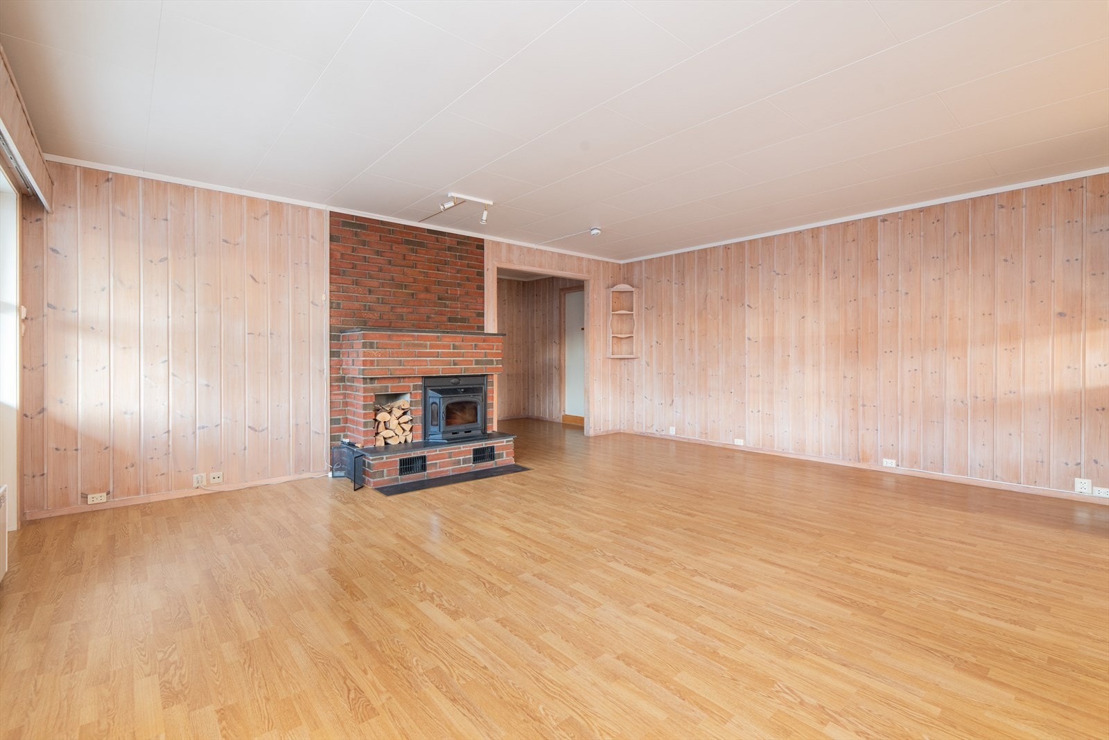 Sentralt i stua er det en stemningsfull peis med peisinnsats og hyggelig innsyn til flammene. Peisen har flotte skiferhyller samt nisje med oppbevaringsplass til ved. Galleribilde