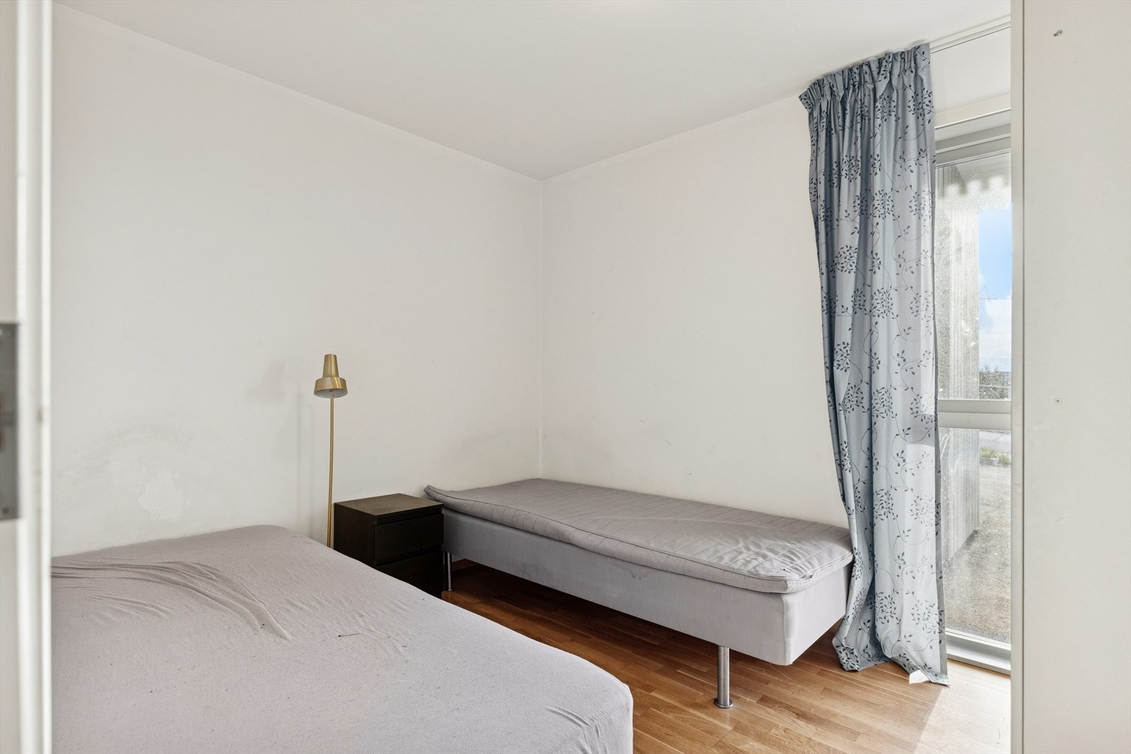 Opprinnelig godkjent TV-stue/del av hall i 1. etasje er i dag innredet som soverom. Galleribilde