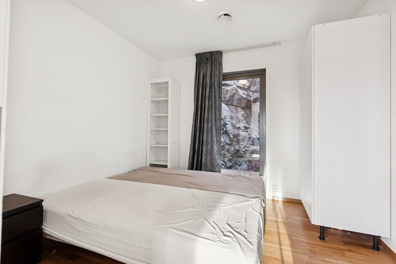 Del av opprinnelig godkjent stue/kjøkken i 2. etasje, er i dag omgjort og innredet som et soverom. Galleribilde