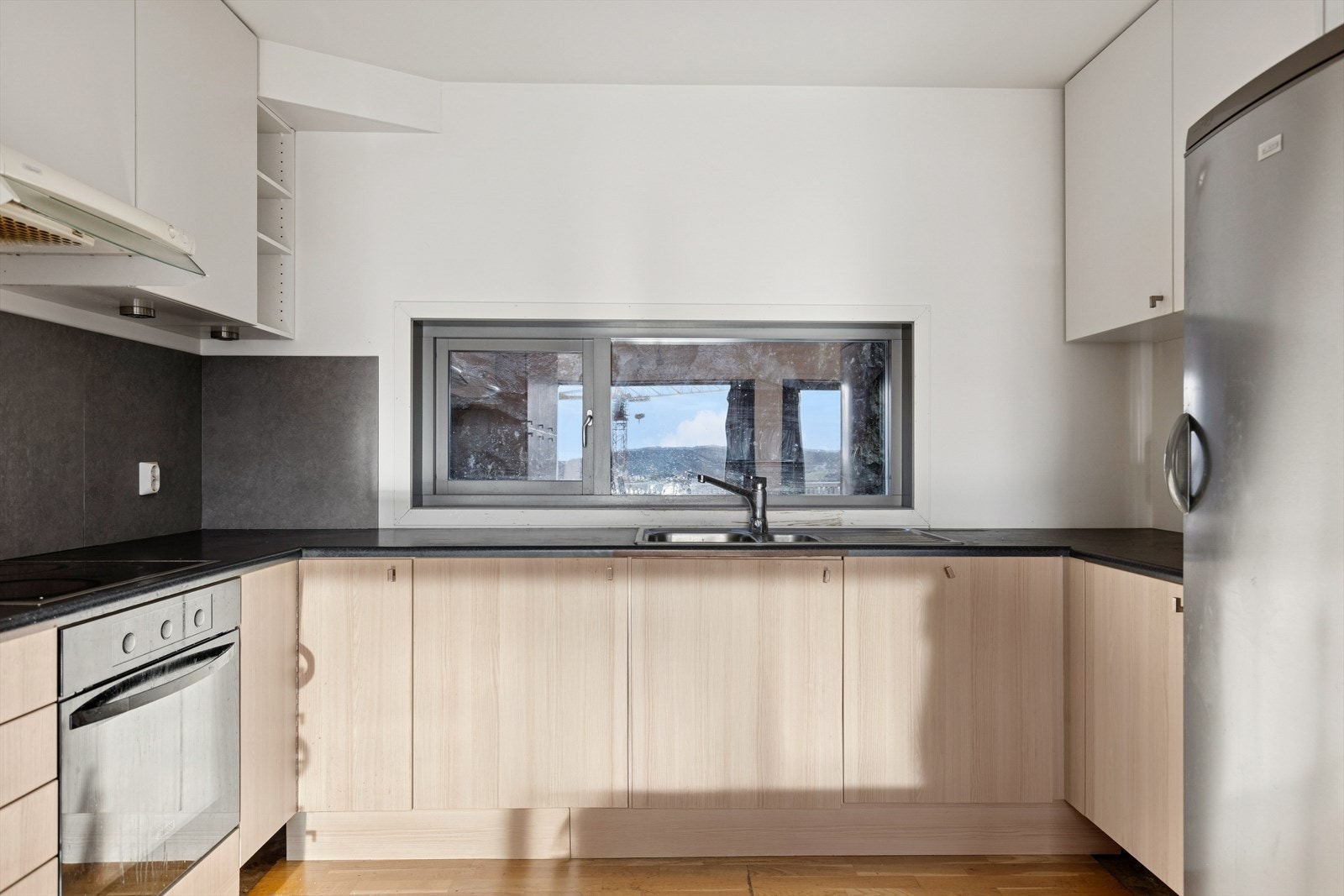 Kjøkkenet har glatte fronter og benkeplate i laminat. Det må påregnes oppussingsarbeid. Galleribilde