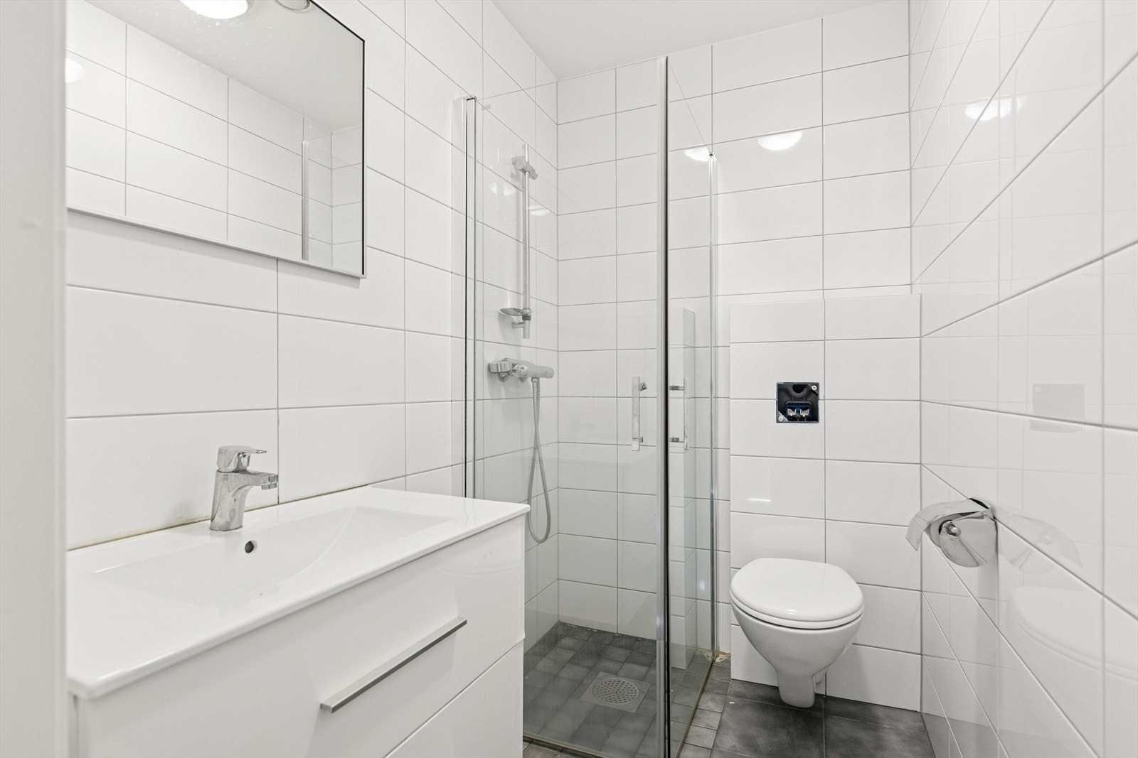 Baderommet er flislagt med baderomsseksjon, dusj og wc. Vannbåren varme i gulv. Galleribilde