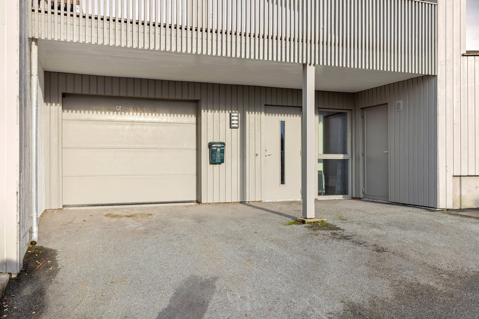 Innholdsrikt rekkehus oppført i 2014. Boligen har et internt bruksareal på 149 kvm, fordelt over tre plan. Galleribilde