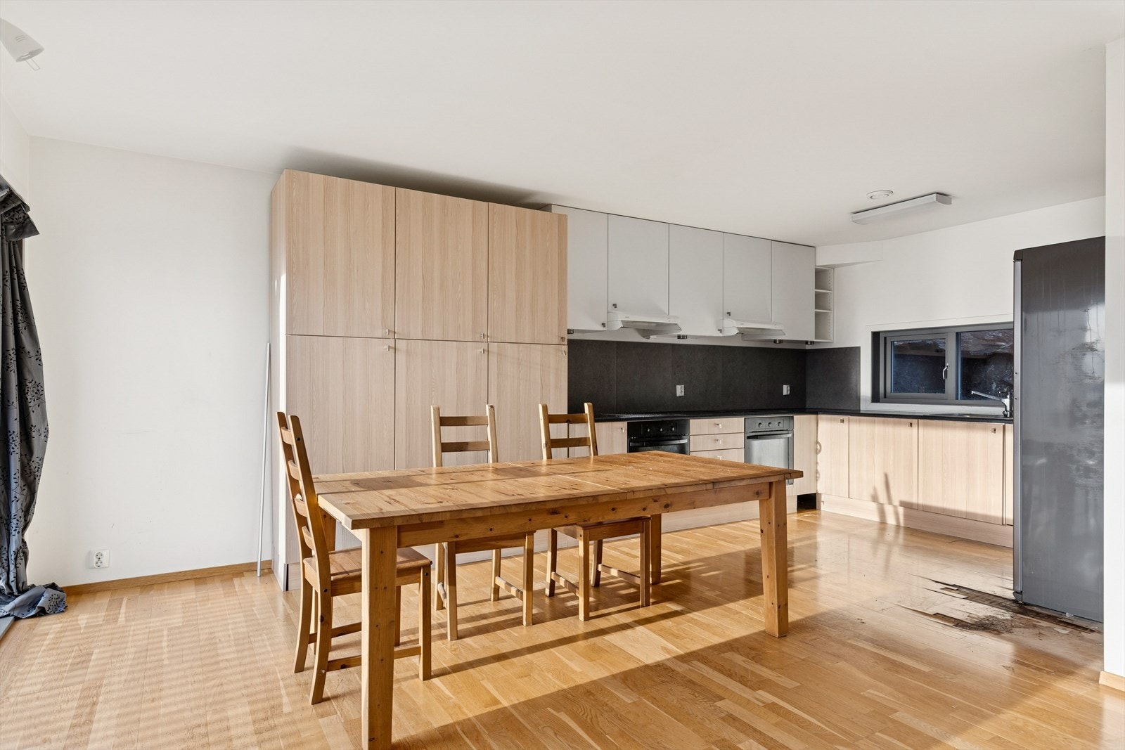 Kjøkken med god spisesplass, samt god skap- og benkeplass. Galleribilde