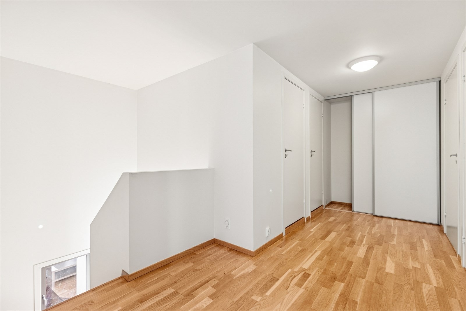 Gangen i 3. etasje har skyvedørsgarderobe med gode oppbevaringsmuligheter. Galleribilde