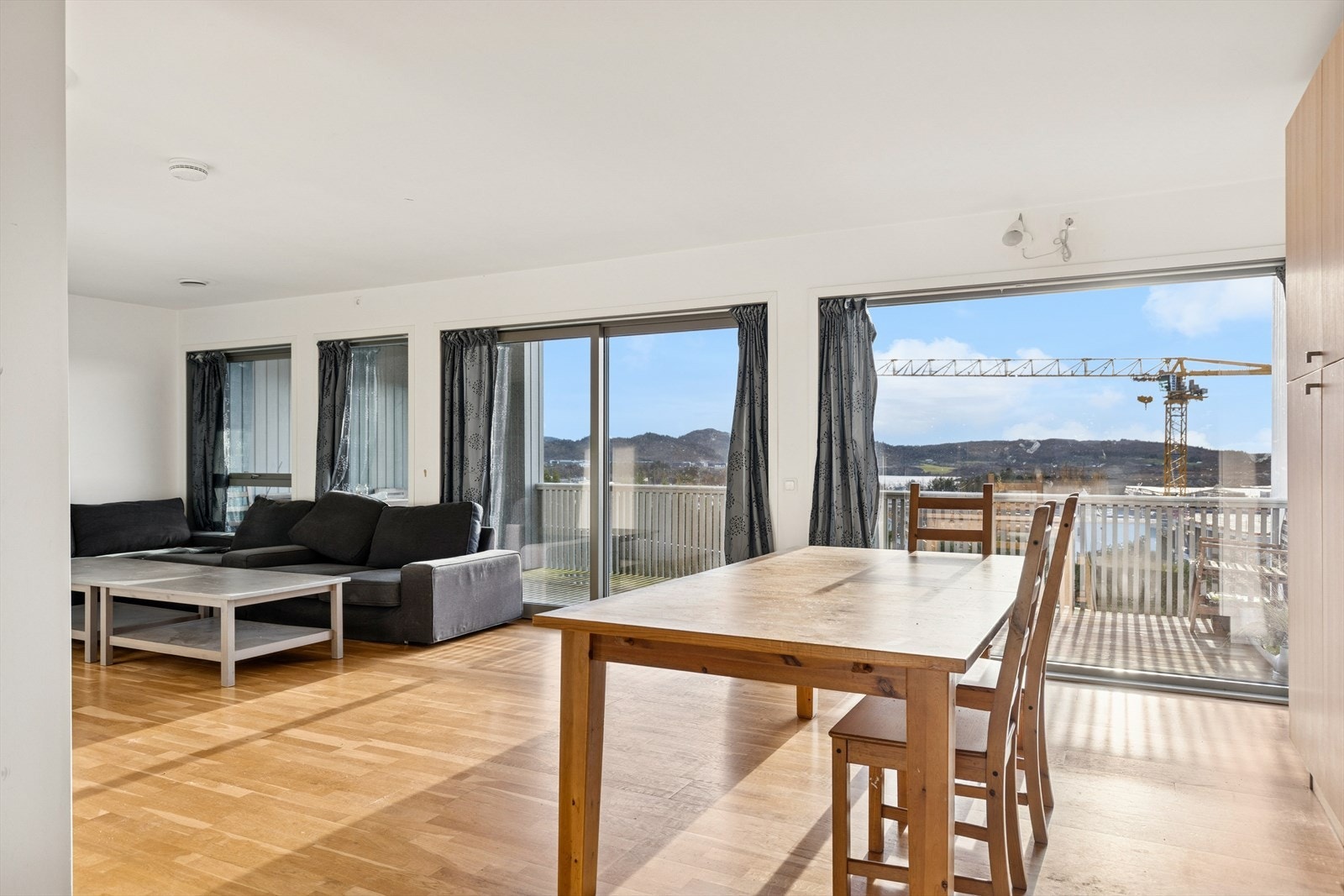 Stuen har store vinduer gir deilig lys og panoramautsikt. Galleribilde