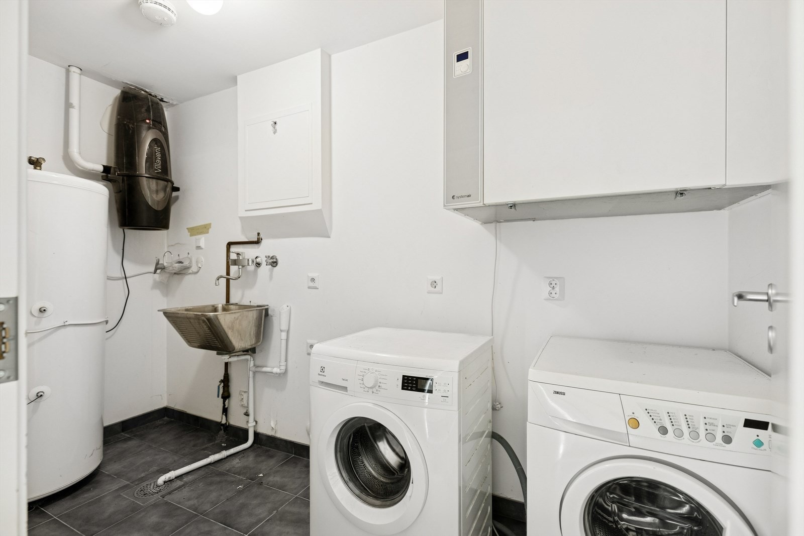 Opprinnelig godkjent bod i 1. etasje, er idag innredet som vaskerom (ikke omsøkt/godkjent - se pkt. ferdigattest). Galleribilde