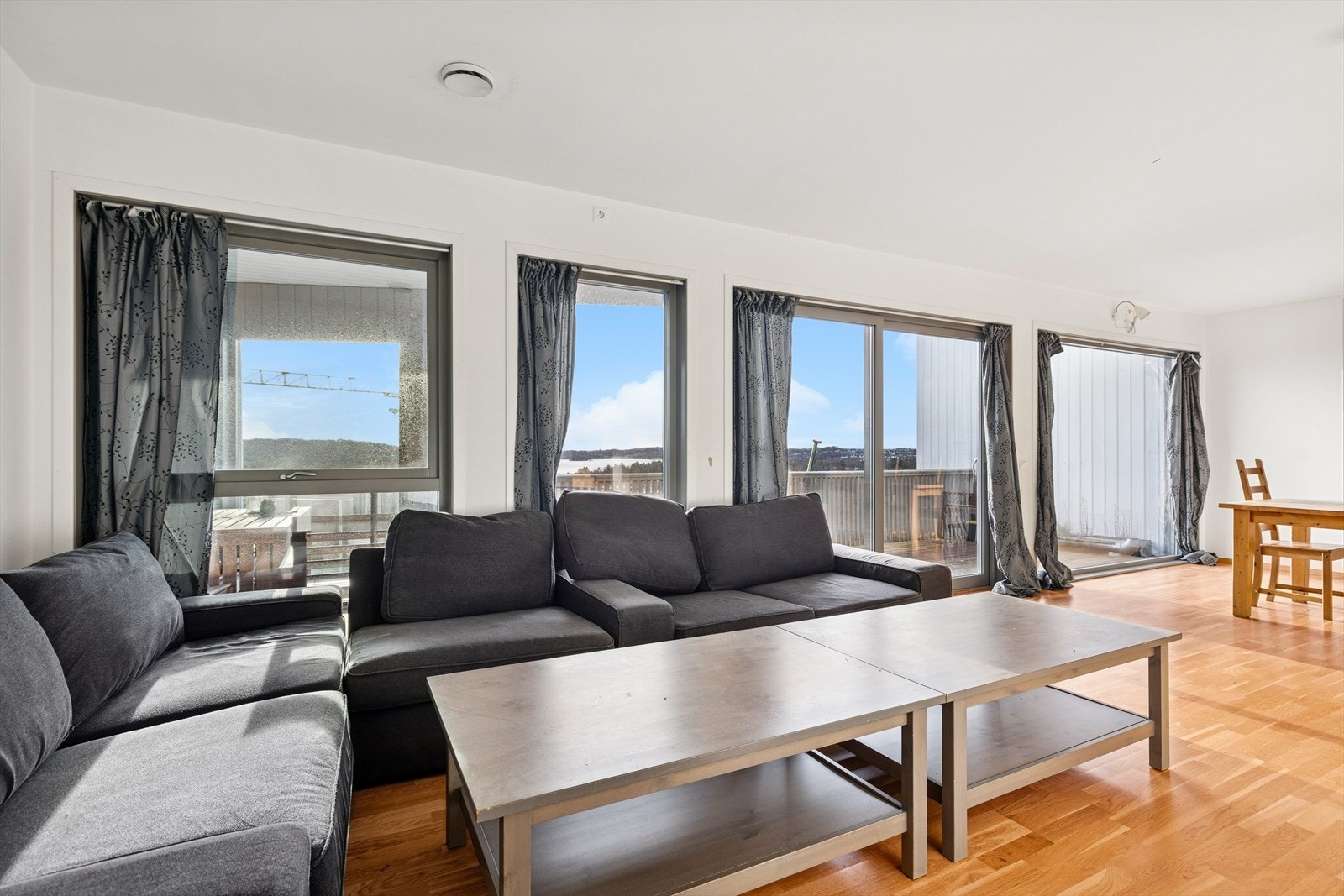 Skyvedører fra stuen gir enkel tilgang til den tilknyttede balkongen. Galleribilde