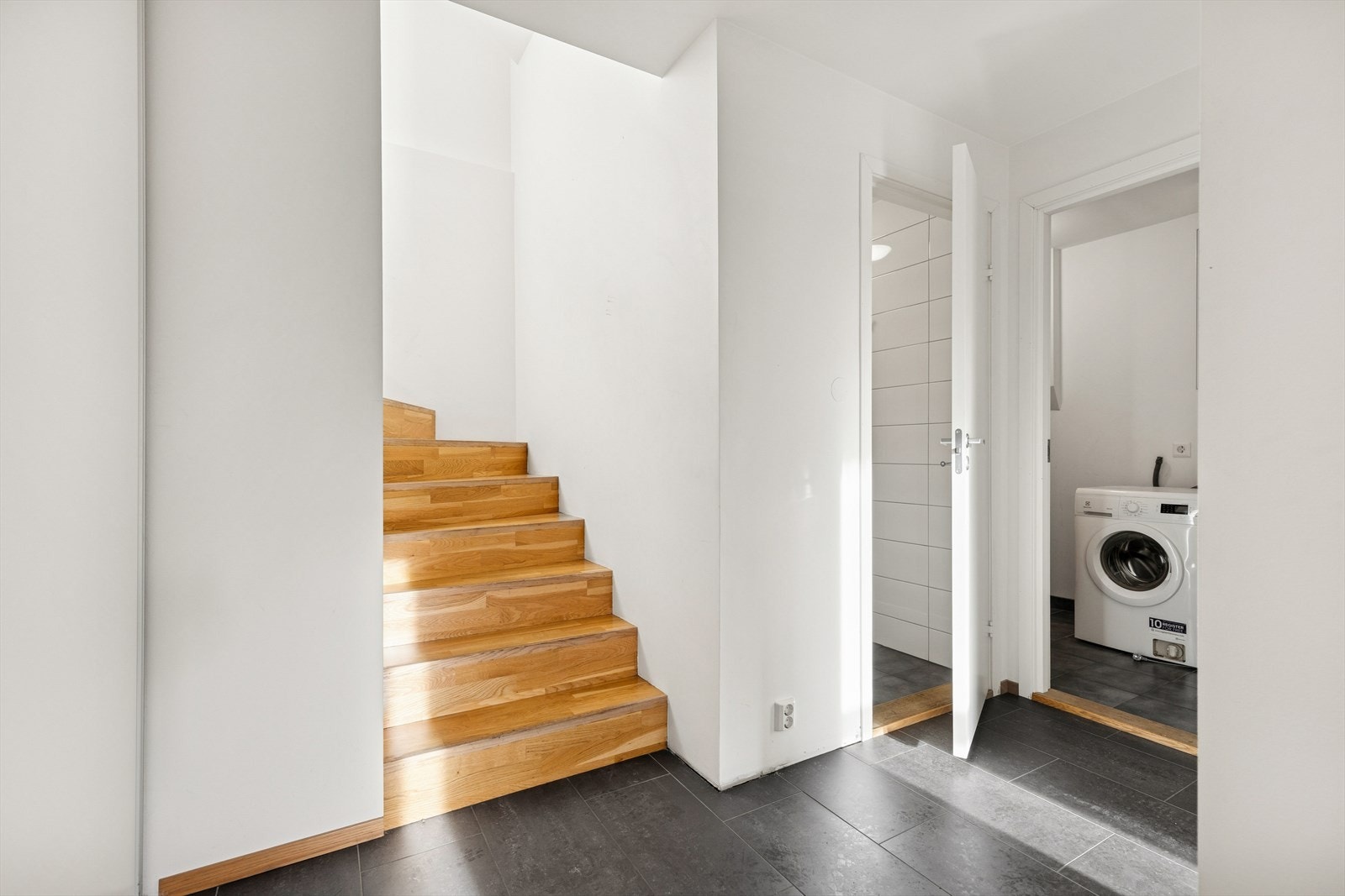 Plassbygd trapp med parkett i trinn gir en solid forbindelse mellom etasjene. Galleribilde