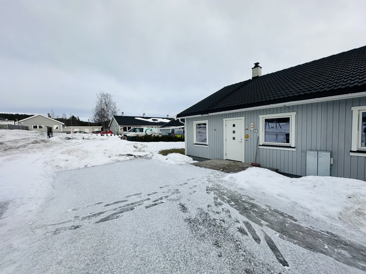 Stor gårdsplass med plass til 2 biler Galleribilde