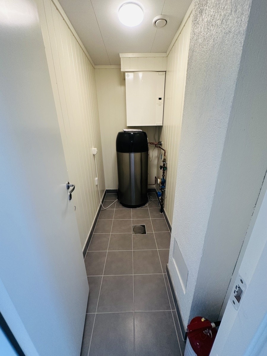 Teknisk rom med varmtvannstank Galleribilde