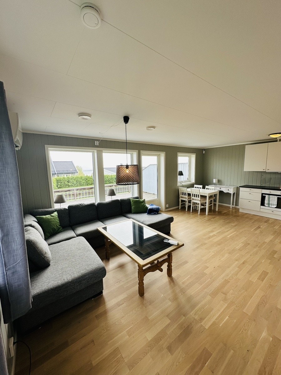 Åpen stue og kjøkken med utsikt over Tyrifjorden. Galleribilde