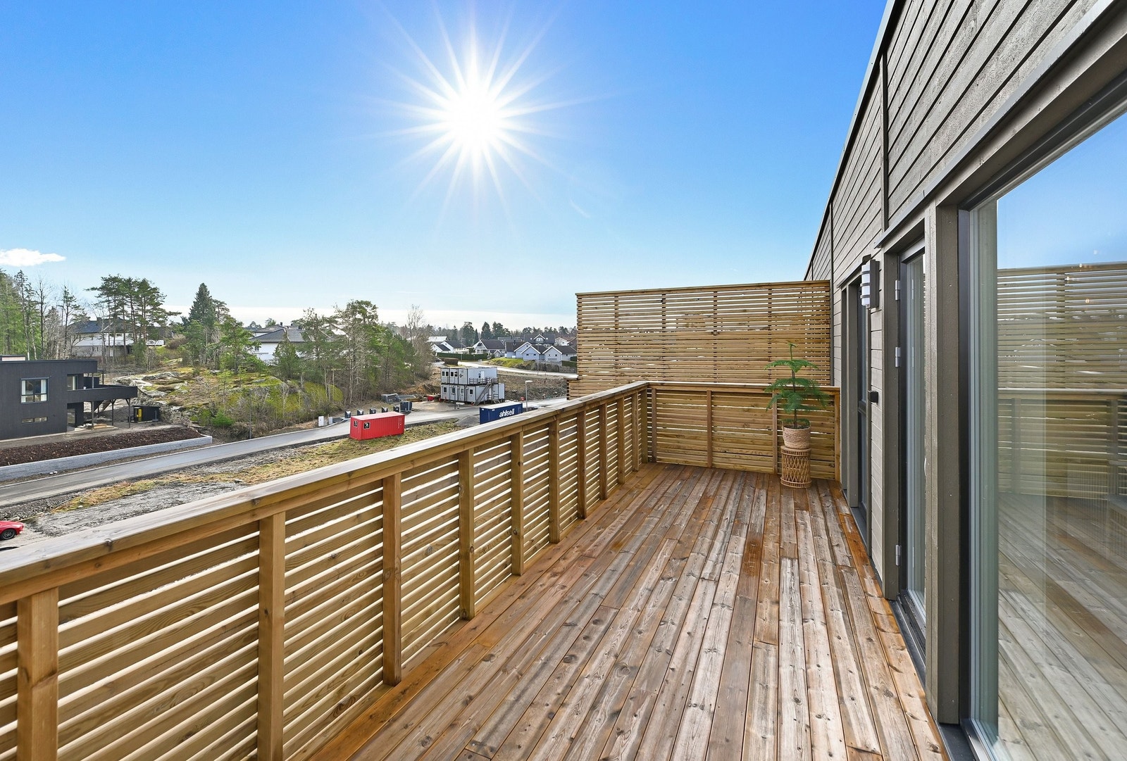 Veranda på 20 kvm, med utsikt mot syd. Galleribilde