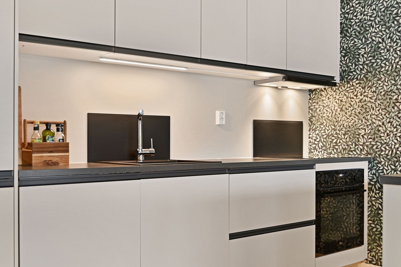 Kjøkkeninnredning fra Drømmekjøkken med integrerte hvitevarer. Galleribilde