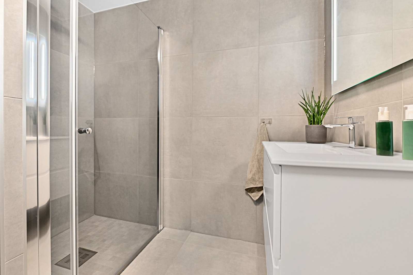 Bad med romslig dusj/takdusj. Galleribilde