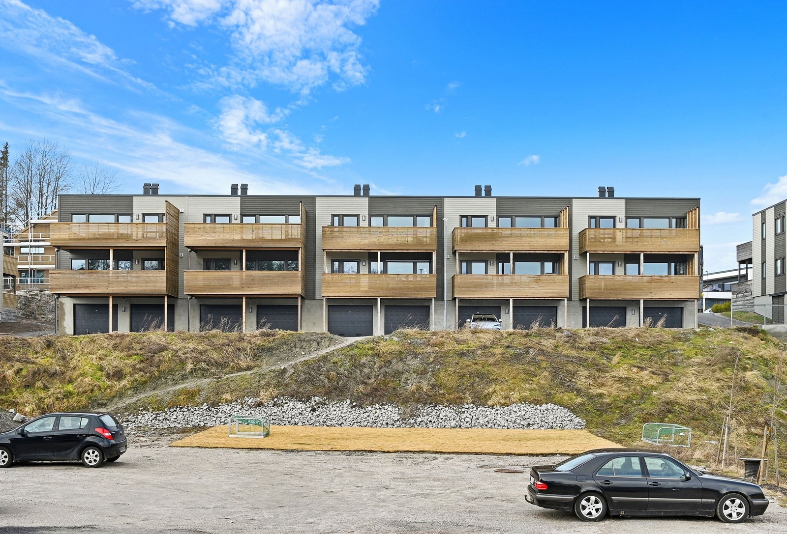 Leiligheten ligger på midten, i andre etasje/toppetasjen. Galleribilde