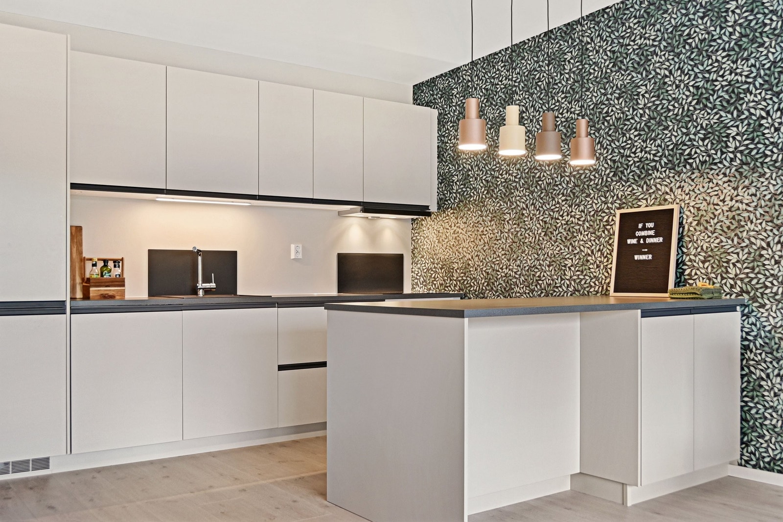 Flott kjøkkenøy med god arbeidsplass, og plass for to sitteplasser/barkrakker. Galleribilde