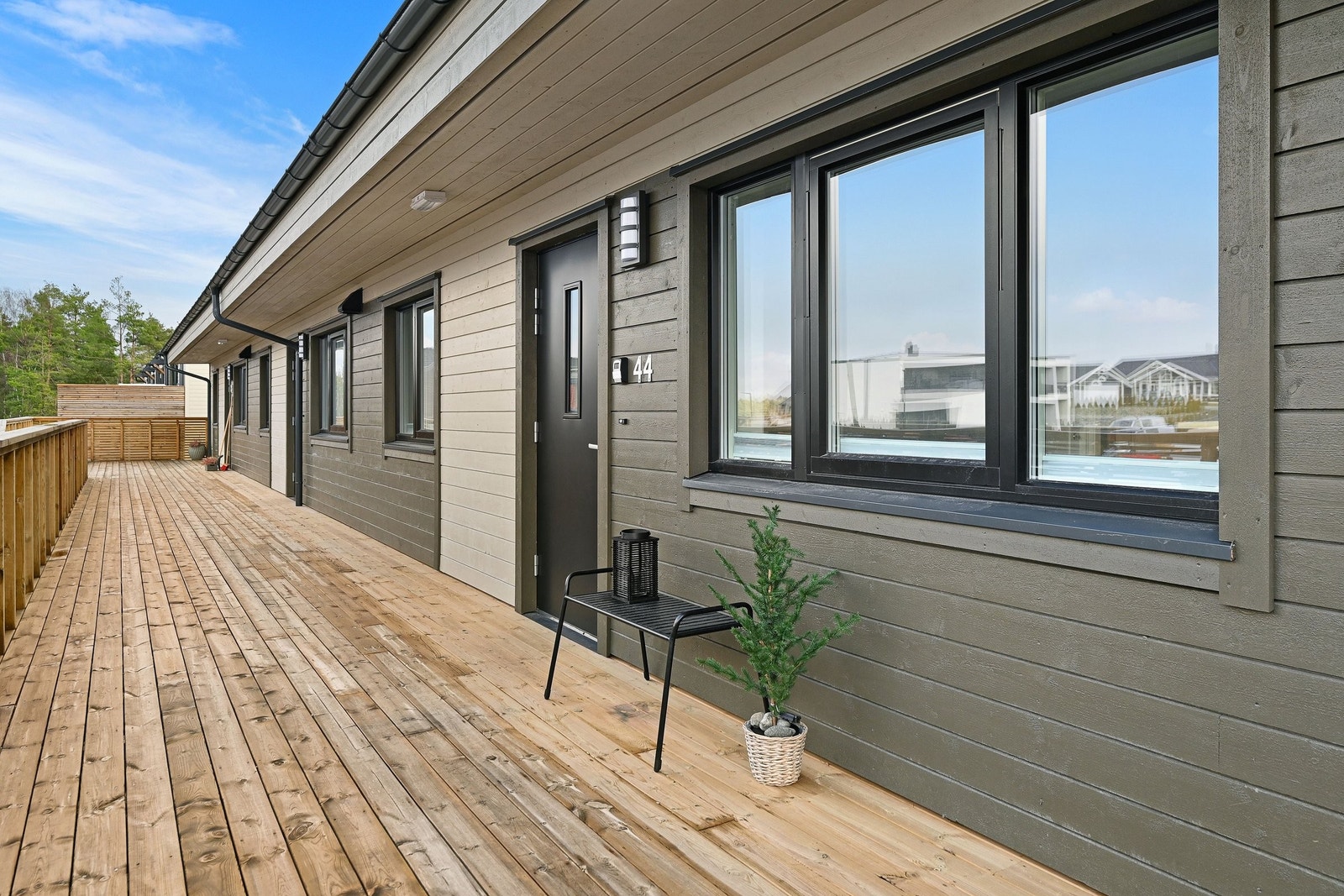 Stor svalgang med plass til utemøbler. Utvendige trapper til andre etasje, er plassert slik at det ikke er gjennomgang foran denne leiligheten. Galleribilde