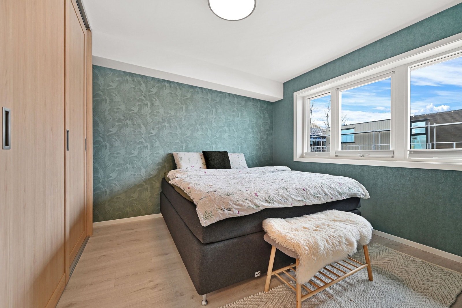 Hovedsoverom med skyvedørsgarderobe. Galleribilde