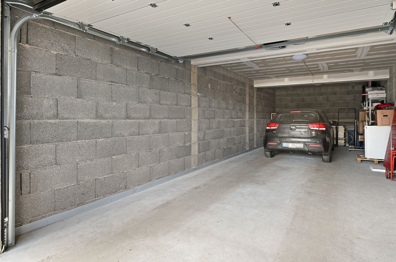 Garasje med plass for to biler og lagerplass. Det er innlagt strøm, og opplegg for montering av lader til elbil. Her kan man også for eksempel bygge hobbyrom/verksted. Galleribilde