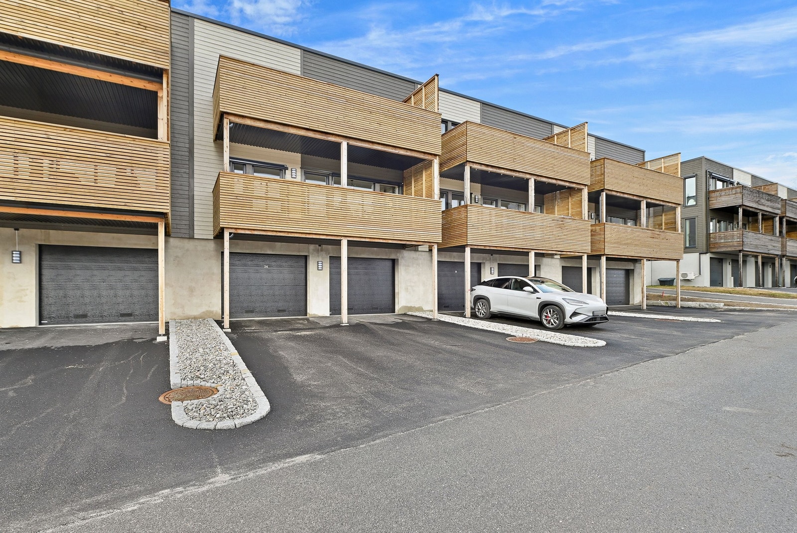 Garasjen er plassert i underetasjen. Galleribilde