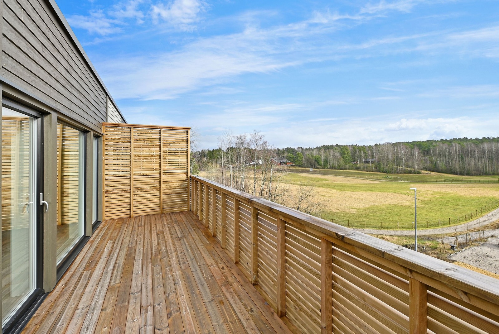 Veranda med plass til både spiseplass, grill og sittegruppe. Galleribilde