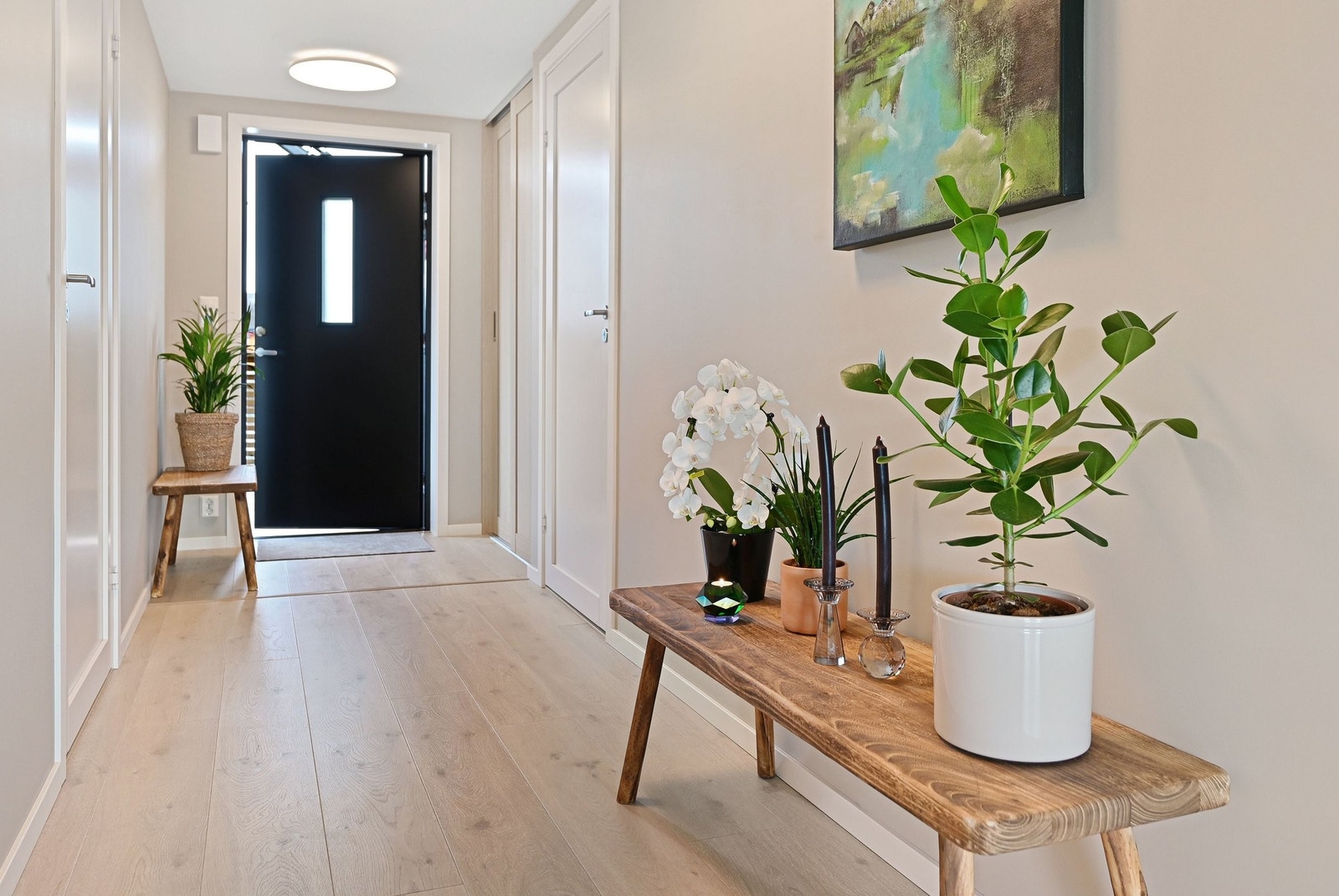 Entrè med skyvedørsgarderobe i eik. Galleribilde