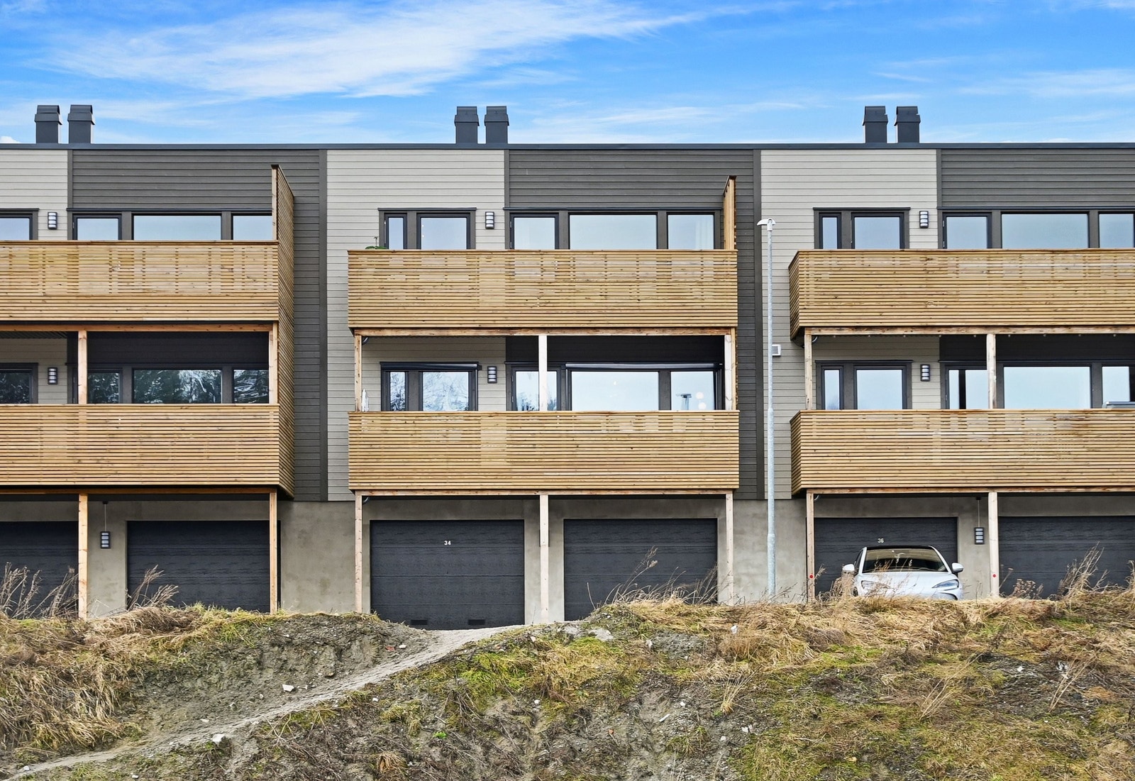 Leiligheten ligger på midten, i andre etasje/toppetasjen. Galleribilde