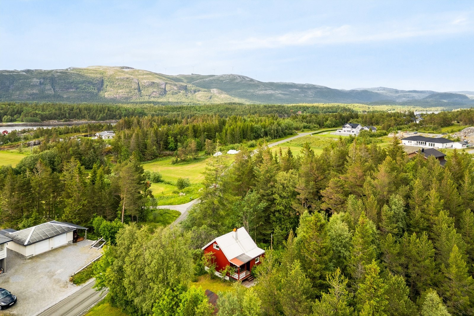 Fin beliggenhet på Skaset med umiddelbar nærhet til friluftsområder. Allikevel er det kun 10 minutters kjøretur inn til Årnes sentrum. Galleribilde