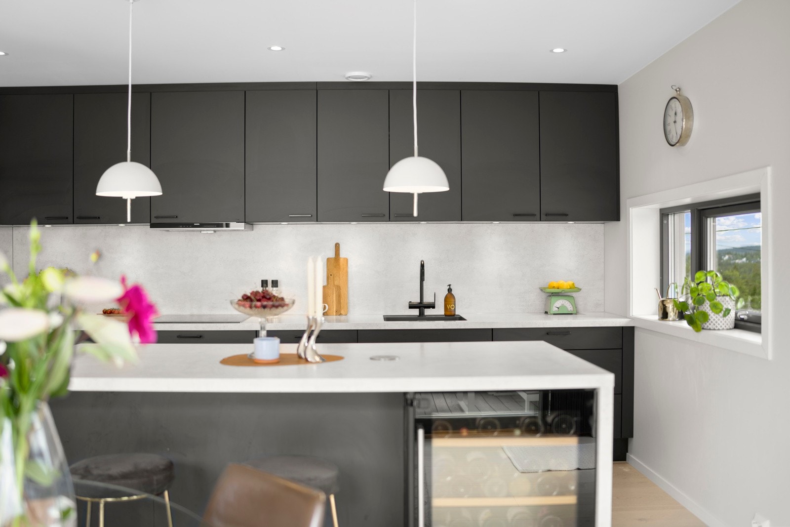 Kjøkkenøya bidrar med både ekstra arbeidsflate og skaper en sosial sone. Galleribilde