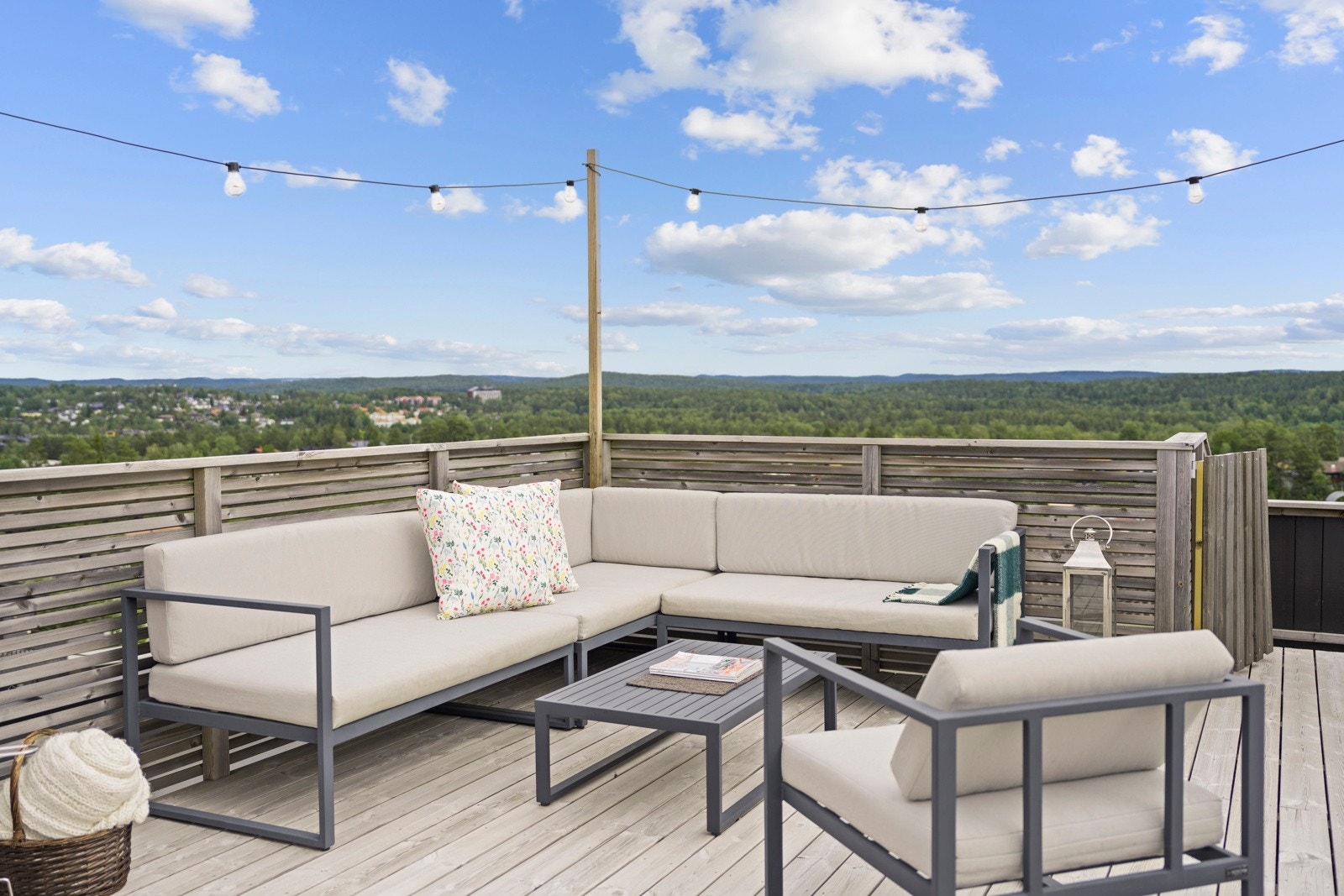 Takterrassen har gode solforhold og utsikt utover området. Galleribilde