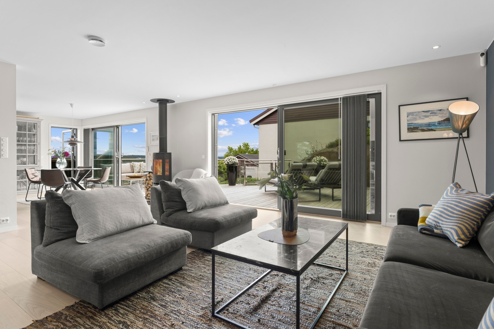 Stuen er stor og luftig med gode møbleringsmuligheter. Galleribilde