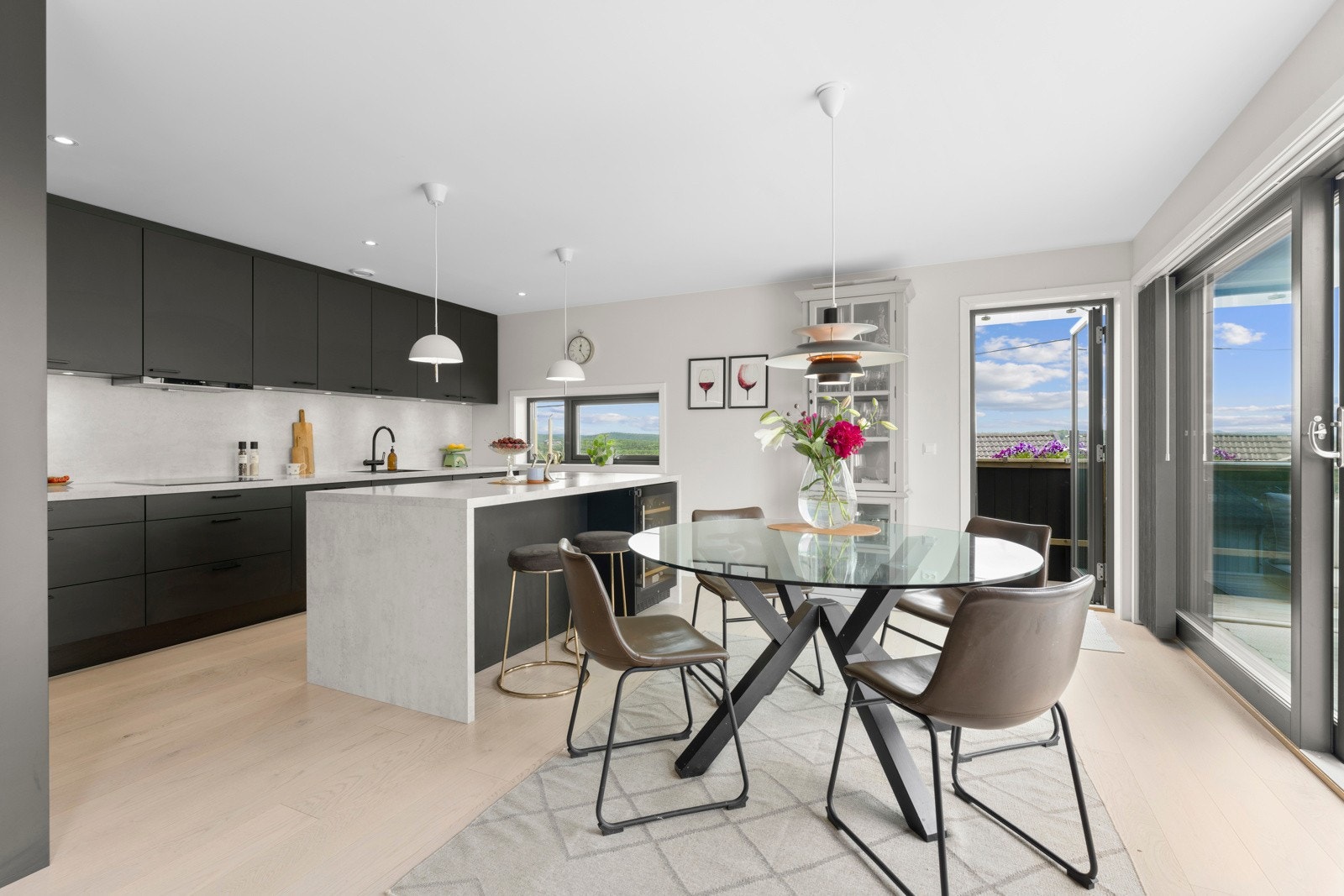 Boligen har en åpen stue og kjøkkenløsning som gir et luftig og sosial atmosfære. Galleribilde