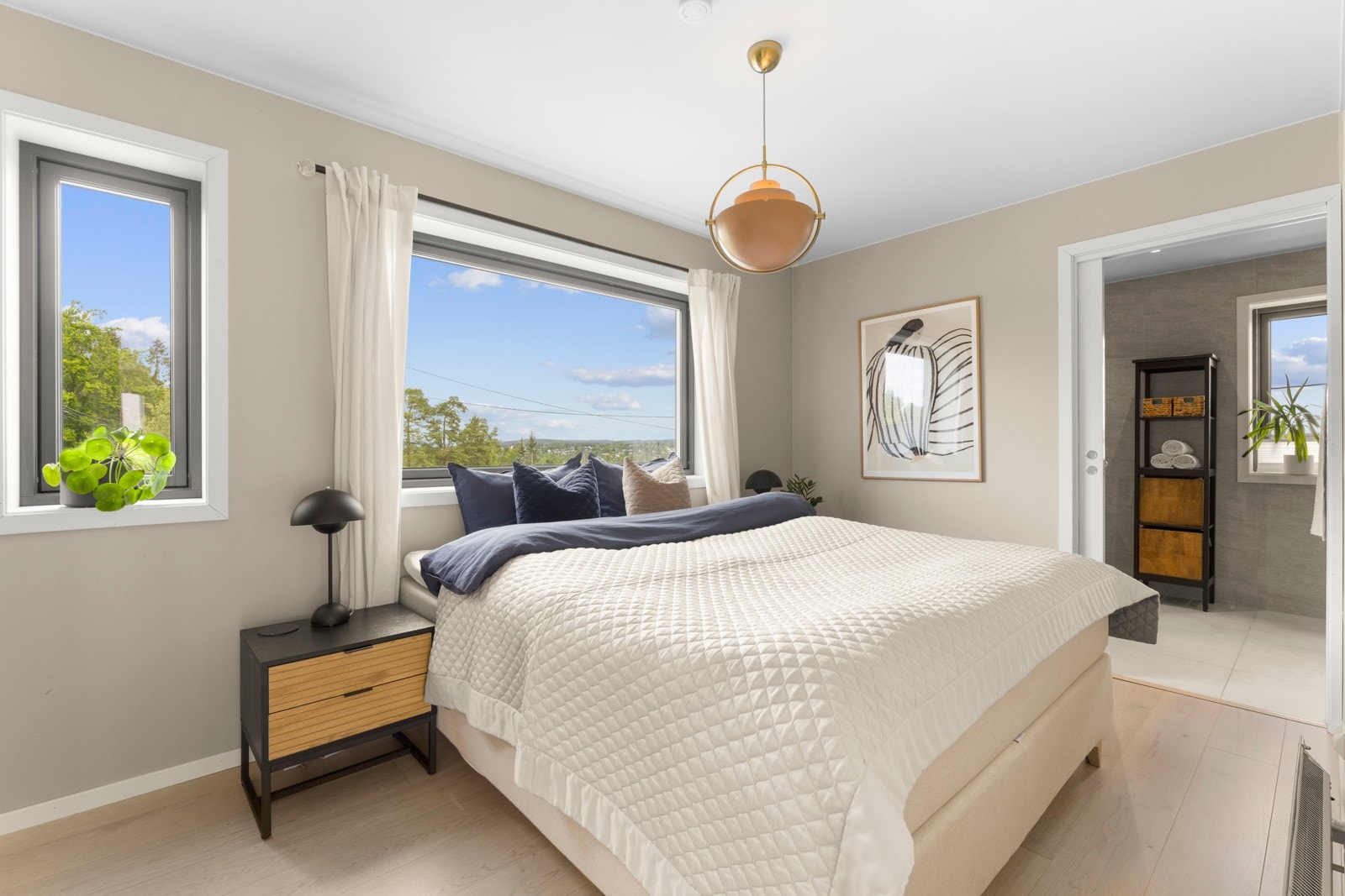 Soverommene er malt i behagelige fargetoner og det er ettstavs parkett på gulvet som sammen skaper en lun og helhetlig atmosfære. Galleribilde