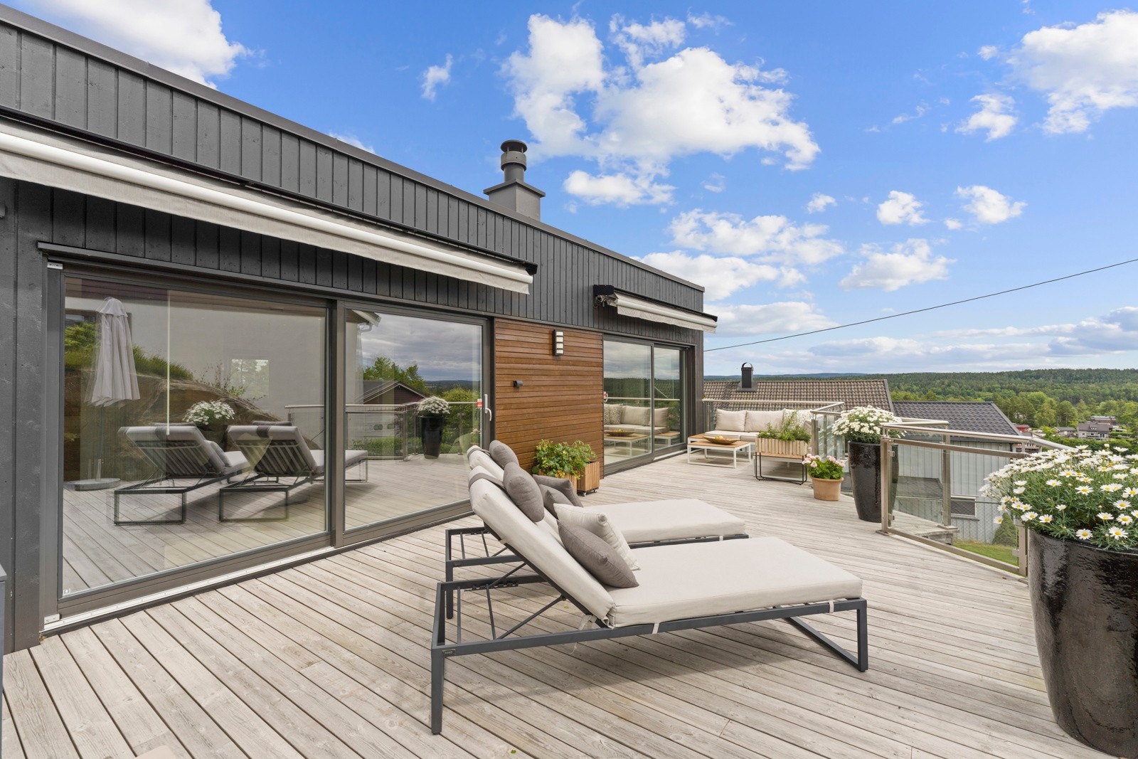 Boligen ligger i et meget attraktivt og barnevennlig boligområde på Myrvoll. Galleribilde