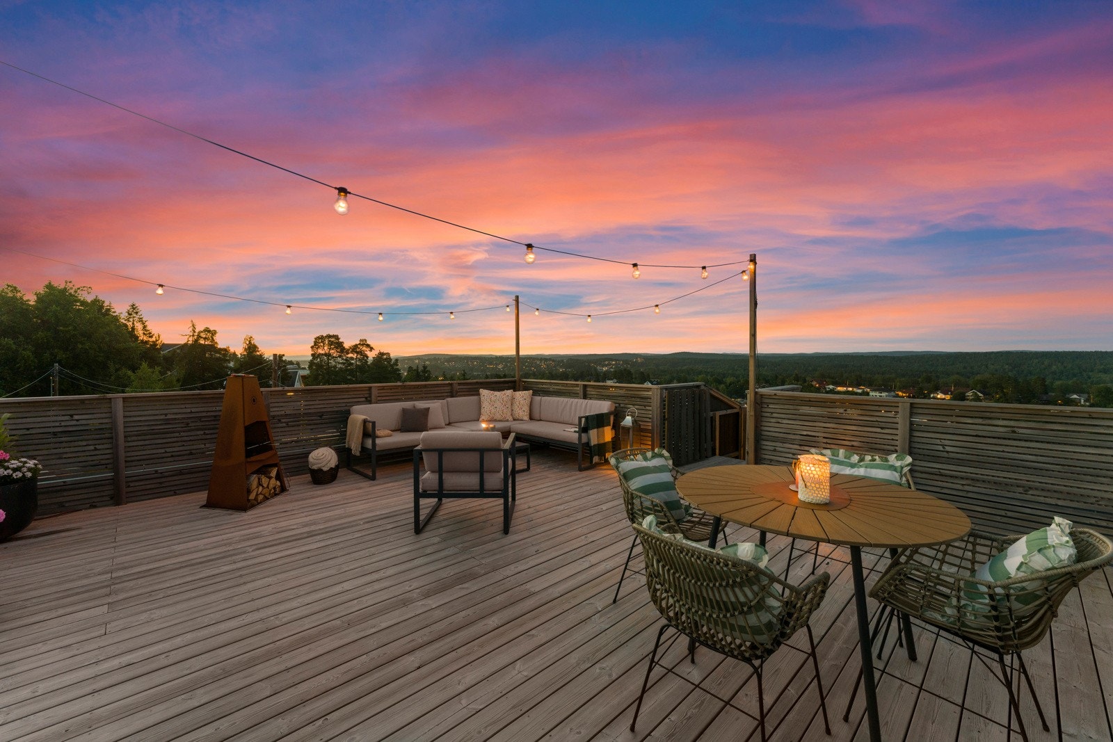 Her er det god plass til både solsenger og loungegruppe, et fint sted for solfylte dager og lange sommerkvelder. Galleribilde