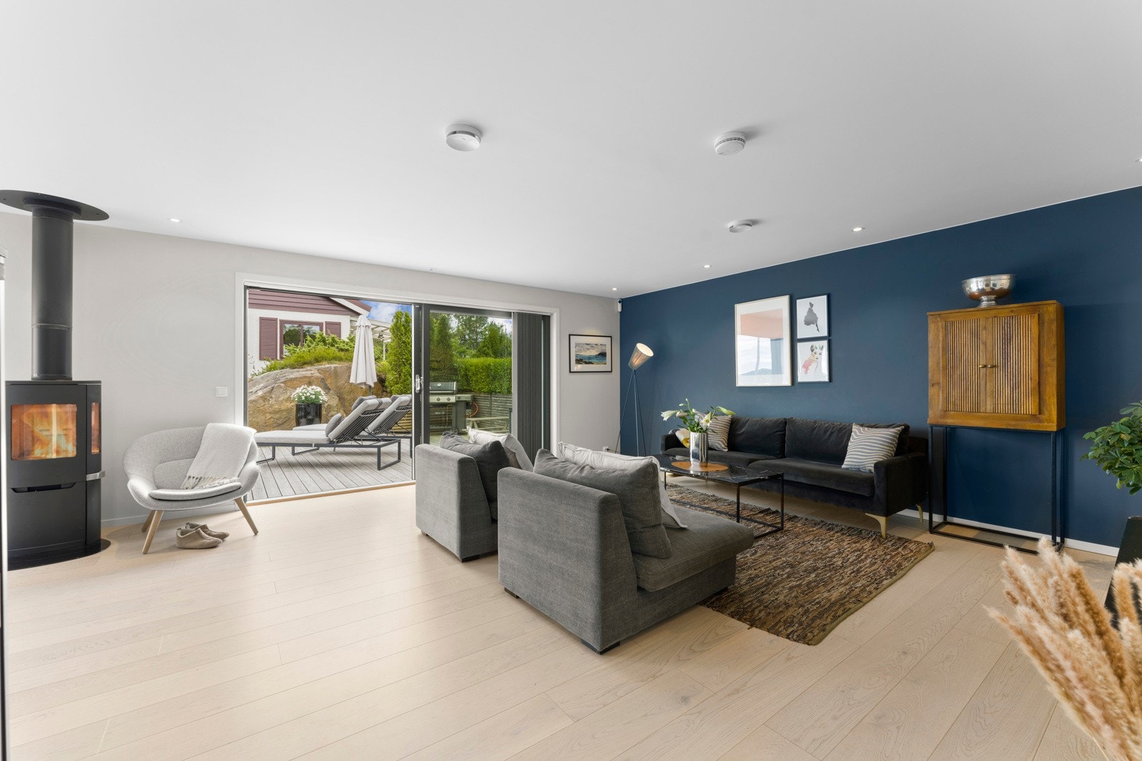 Her er det rikelig med plass til både sofalounge, TV-anlegg og spisebord. Galleribilde