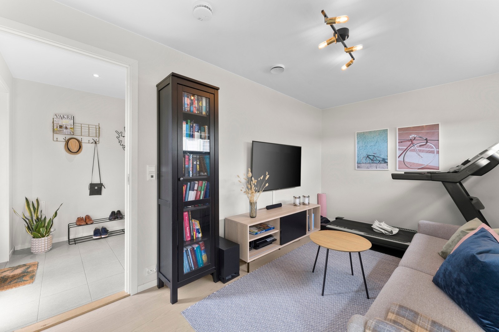 I boligen første etasje finner du en egen TV-stue. TV-stuen egner seg godt som et ekstra oppholdsrom for både små og store. Galleribilde