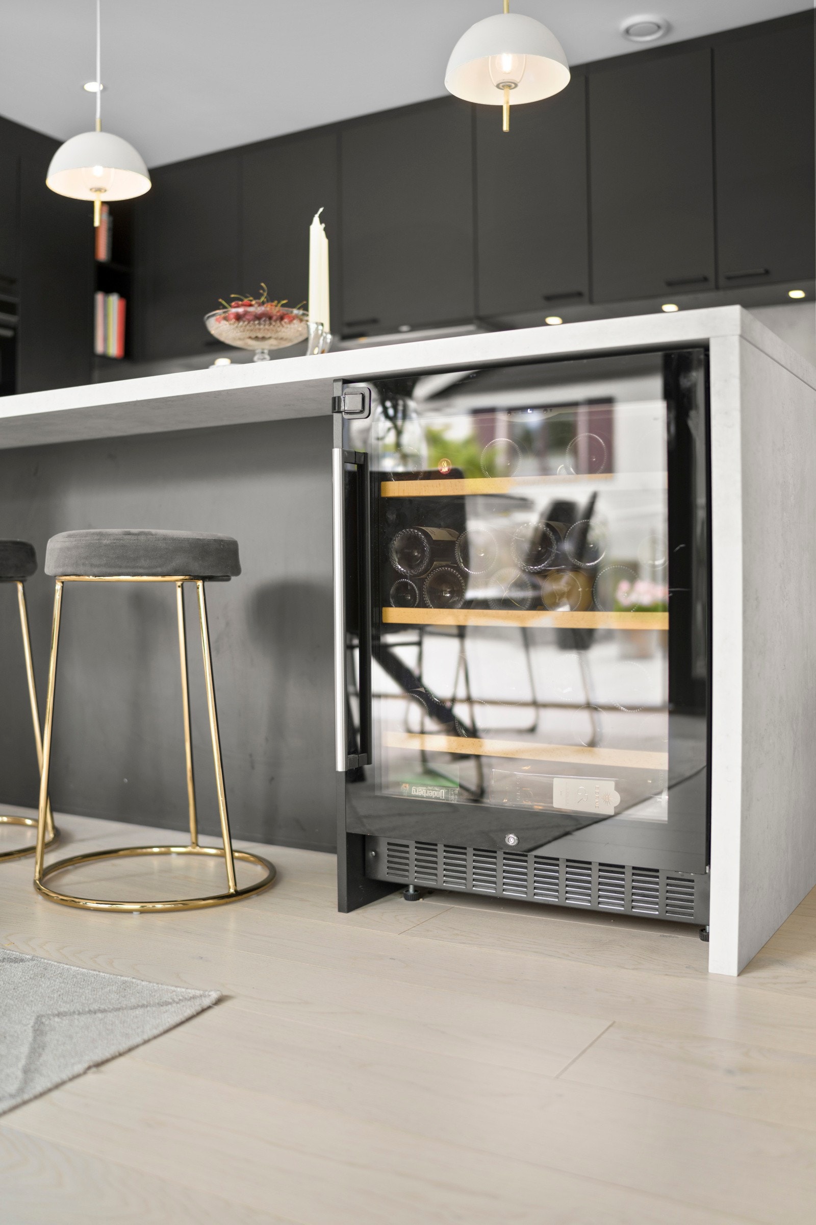 Kjøkkenet er utstyrt med integrerte hvitevarer som induksjonstopp, to kombiovner, oppvaskmaskin, vinskap og kjøleskap med frysedel. Galleribilde