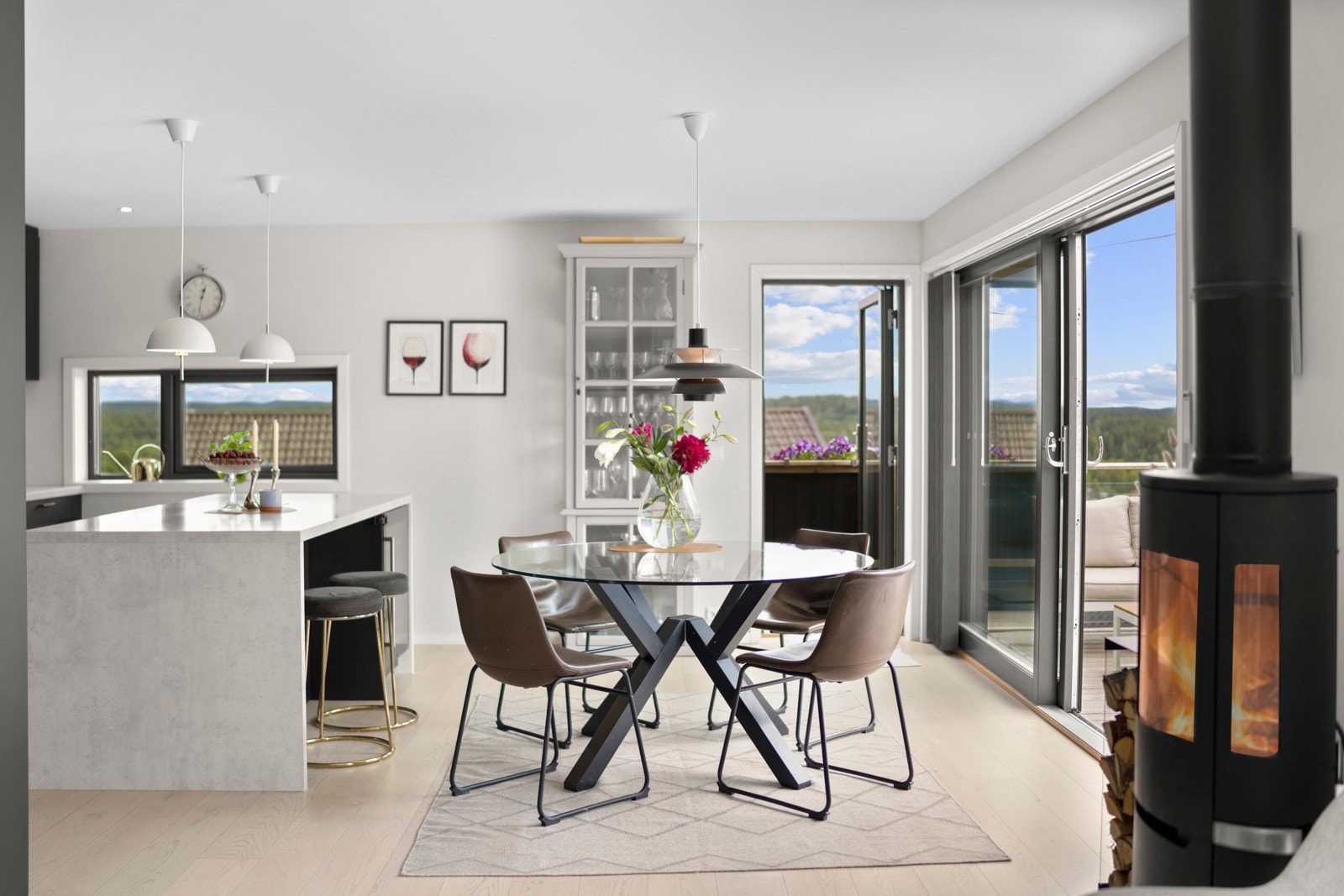 Store vindusflater slipper inn rikelig med naturlig lys, og fra stuen er det i gang til en romslig terrasse. Galleribilde