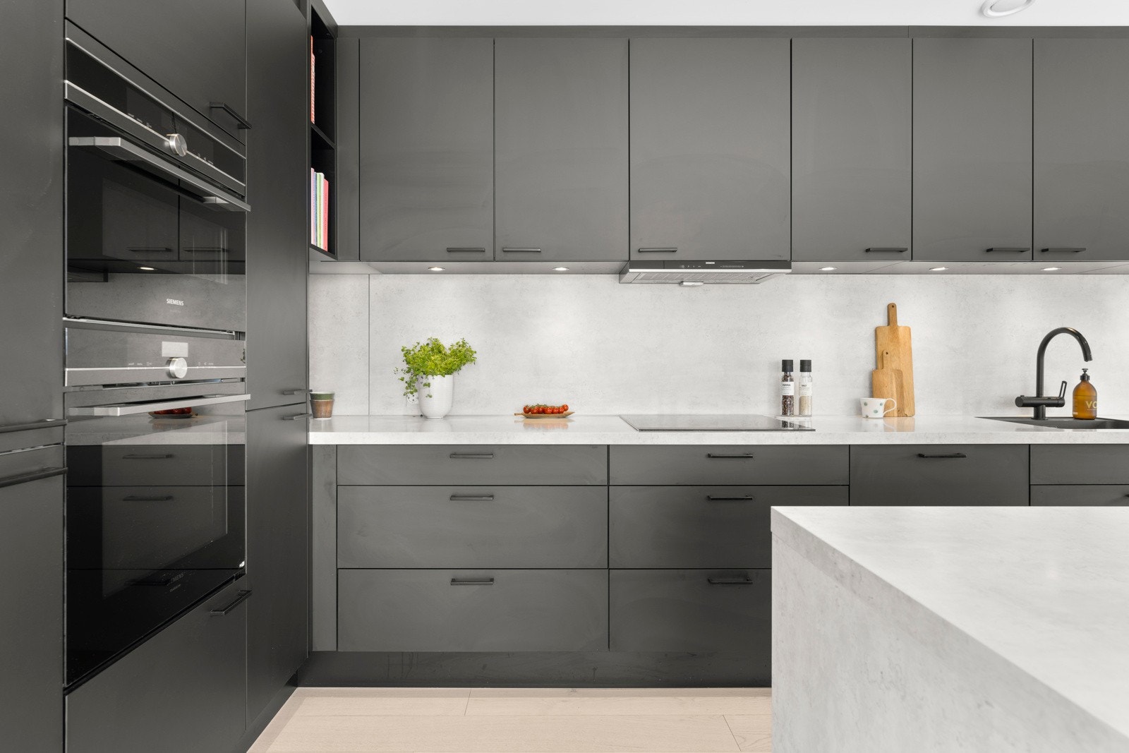 Her får du et stilrent Mobalpa kjøkken utsturt med integrerte hvitevarer. Galleribilde