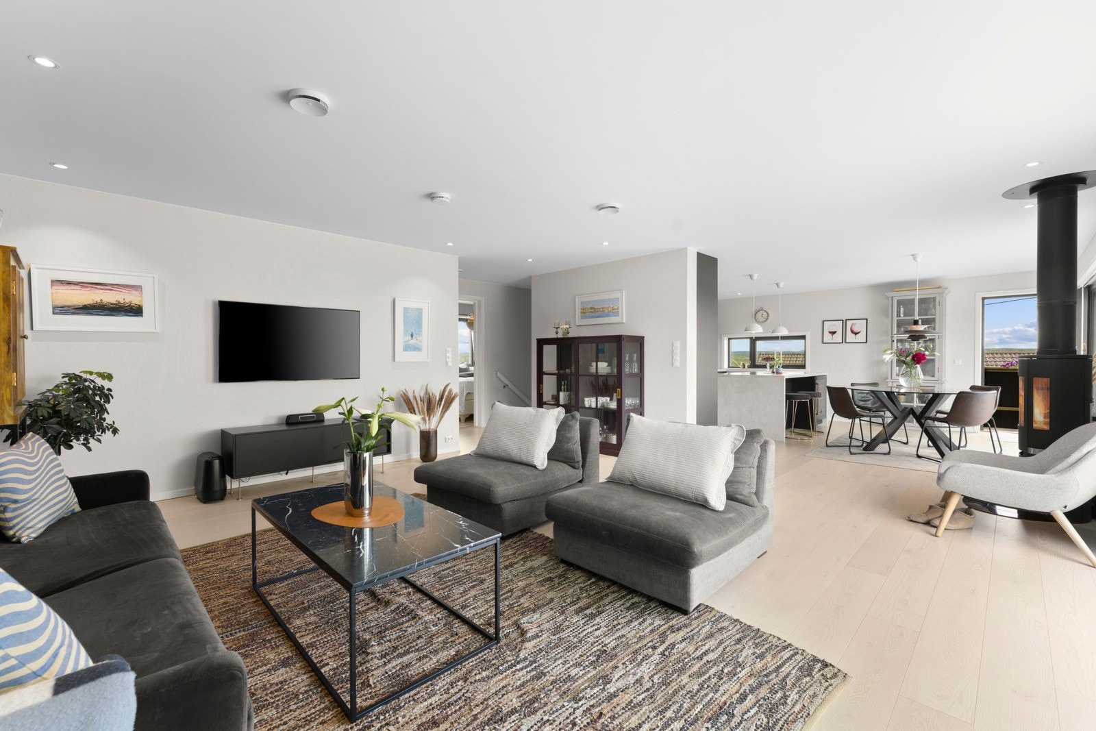 Dette er en lekker og innbydende del av tomannsbolig med stilrent design og moderne standard fra 2018. Galleribilde