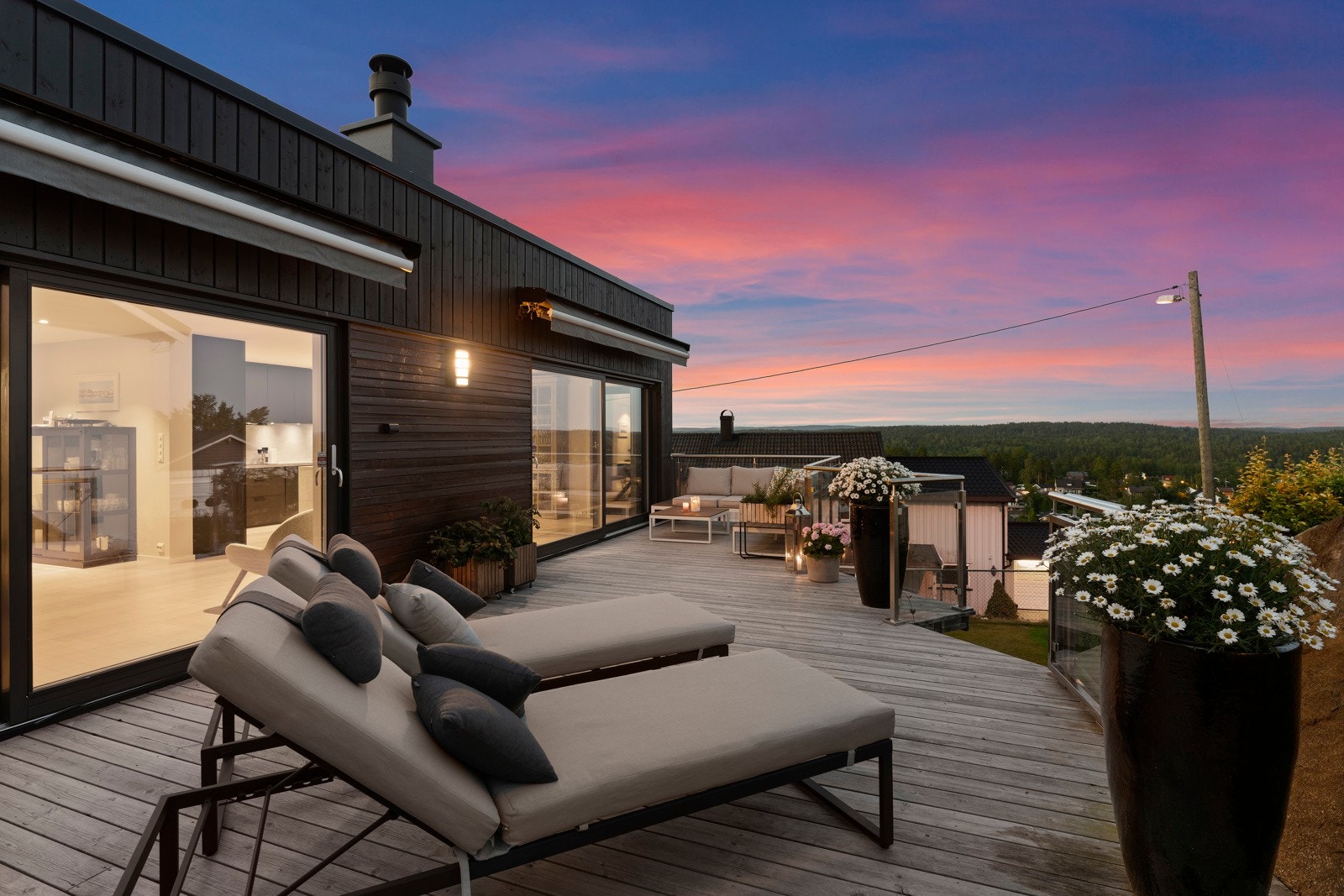 Her er det god plass til utemøbler, spisegruppe og grill, perfekt for hyggelige sammenkomster med familie og venner. Galleribilde