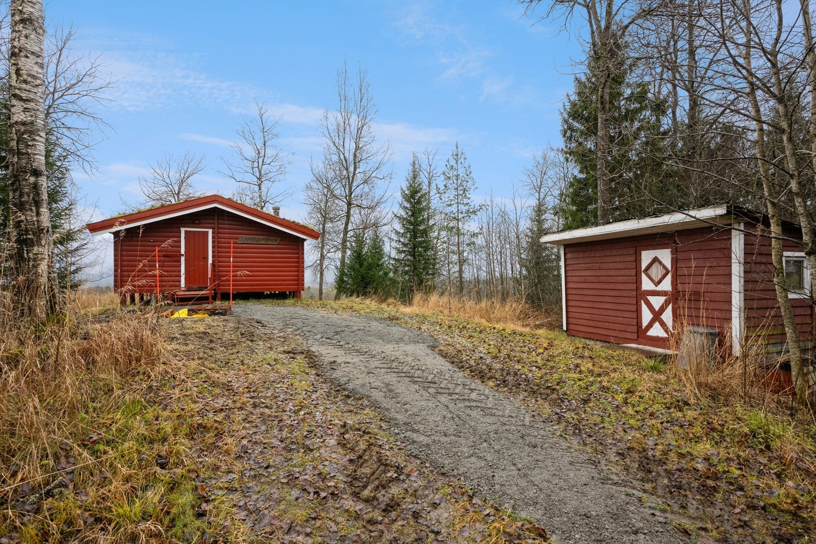 Gårdsplass med hytte og uthus. Galleribilde