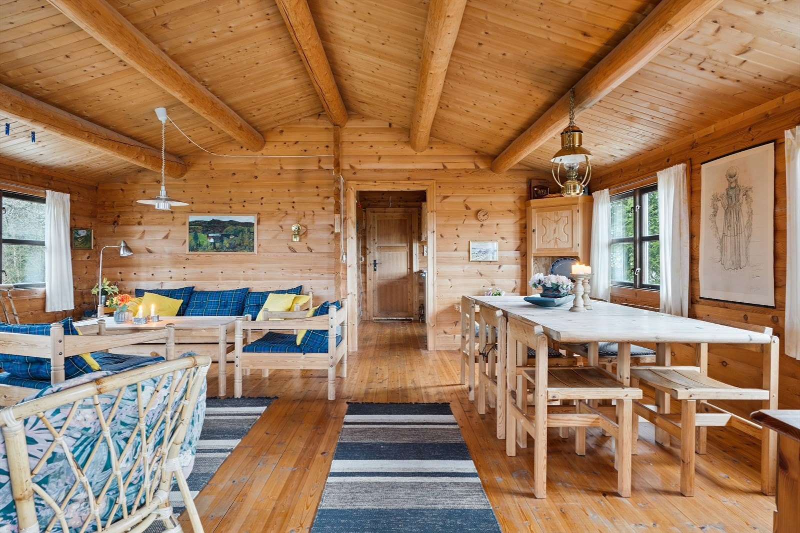 Hytta selges med møbler som er i hytta under visning. Galleribilde