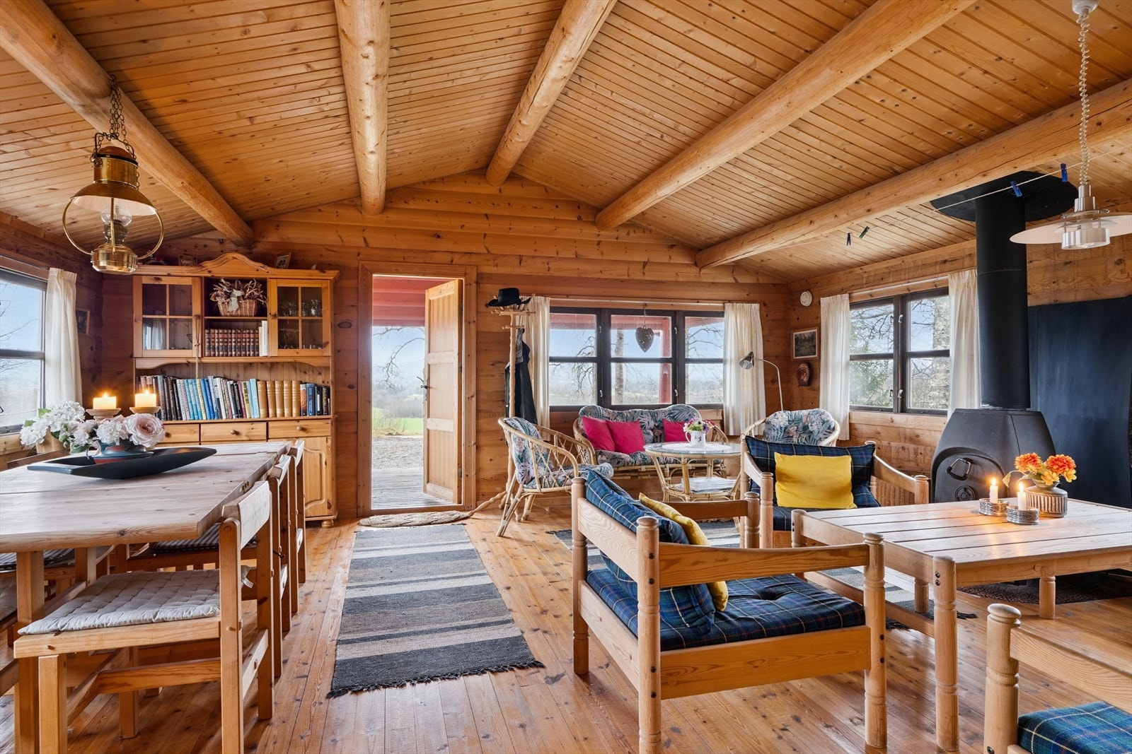 Stue med utgang til overbygd terrassse. Galleribilde