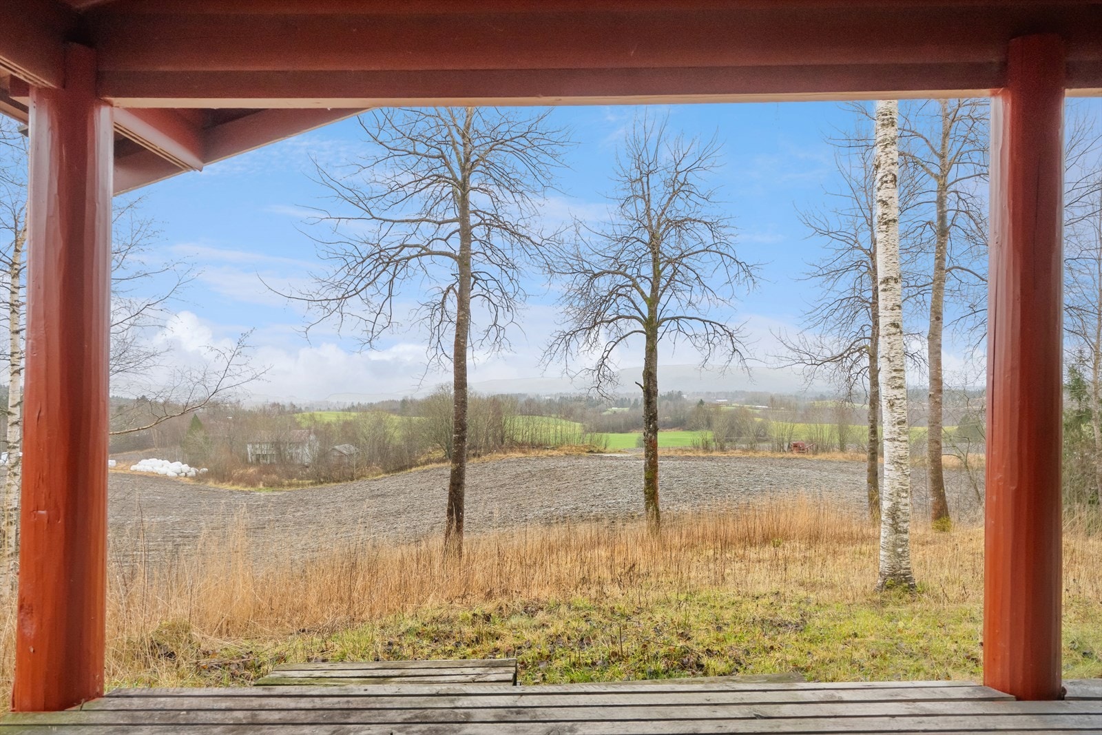 Flott utsikt ned mot bygda. Galleribilde