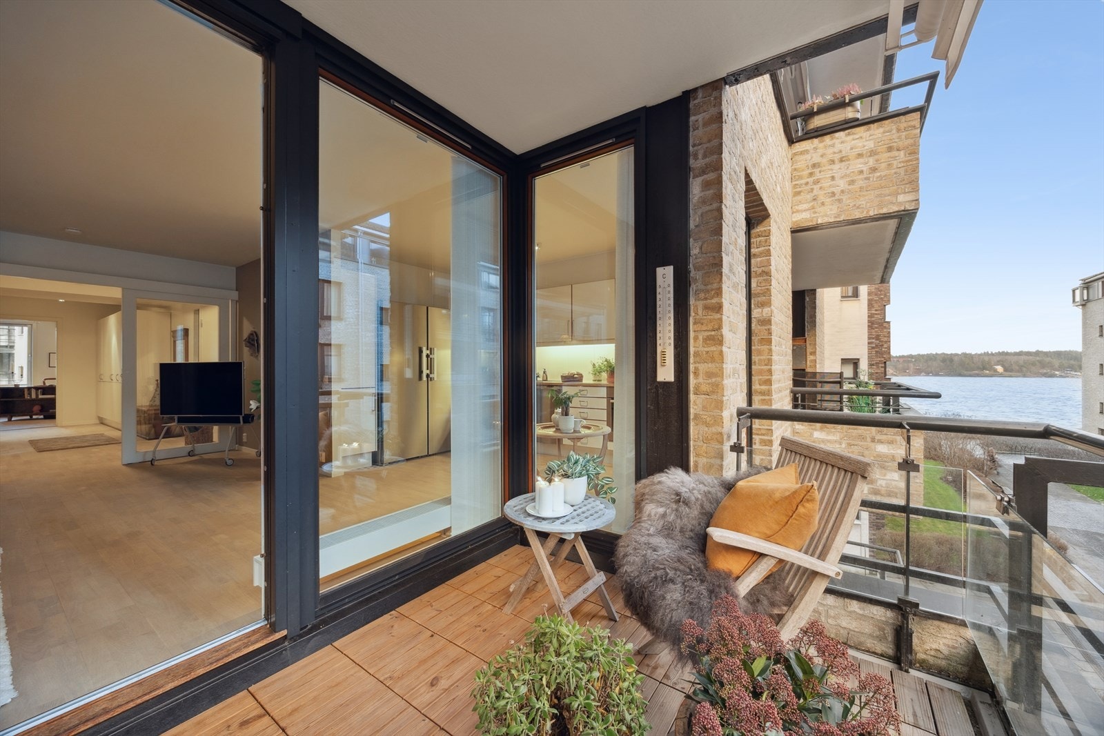 Sørvend balkong på 11 kvm med sjøutsikt. Galleribilde